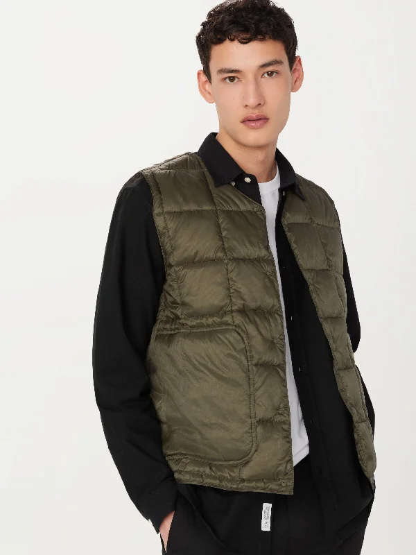 men's casual puffer vests -The Aero Packable Vest in Tuscany Green